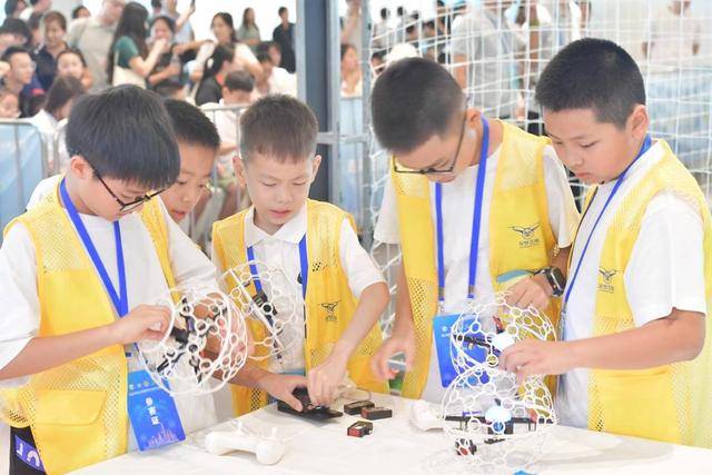 足球也能在空中踢？无人机足球世界杯中国区选拔赛在成都开赛