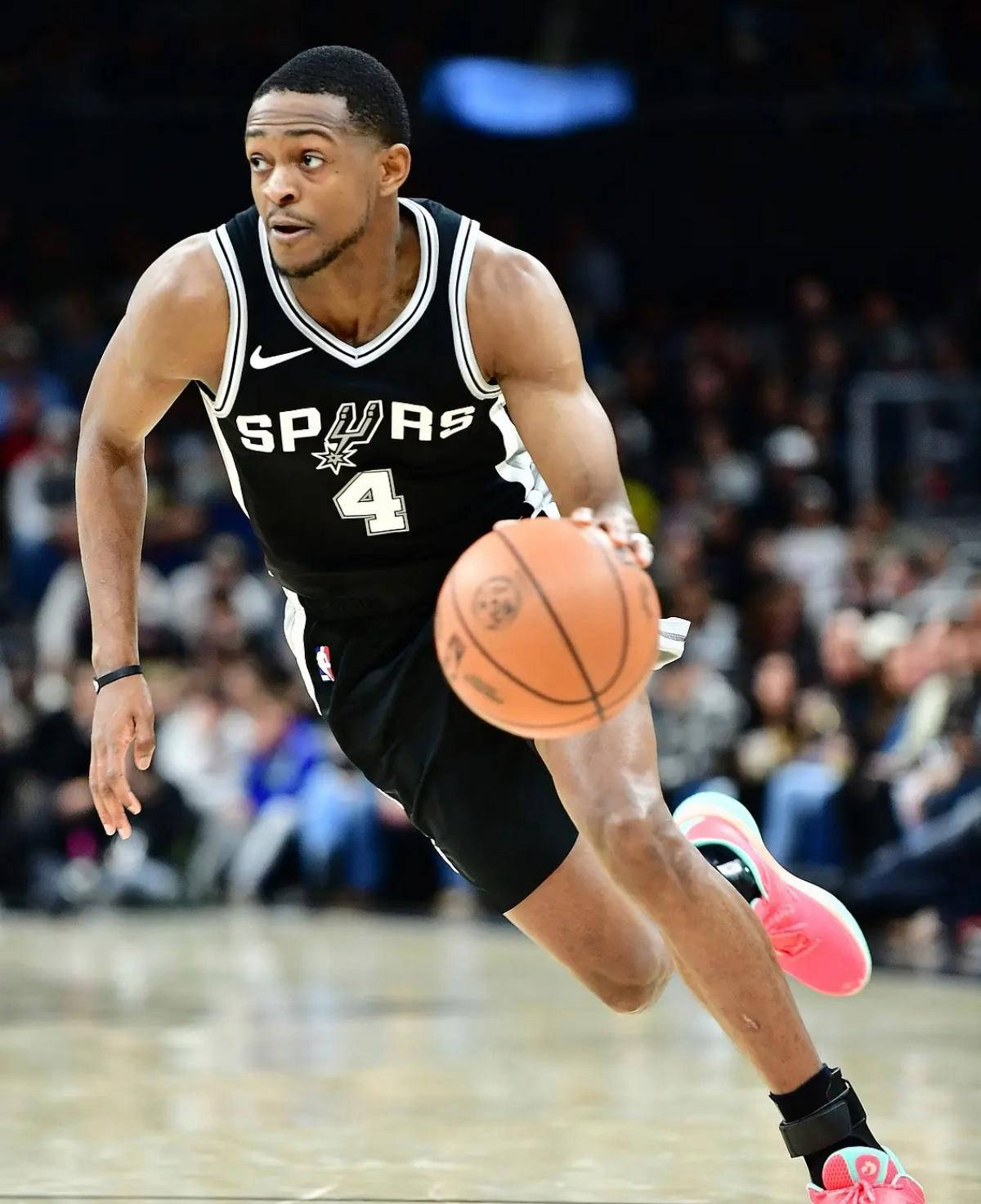 圣安东尼奥马刺续约达龙福克斯，薪水或有变动