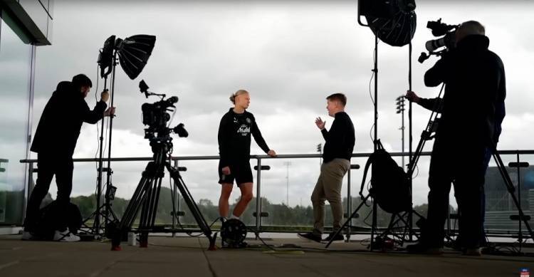 谁？哈蘭(lán)德：早(zǎo)年经常见曼城錯(cuò)失良機(jī)，当时就想如果是我(wǒ)多好