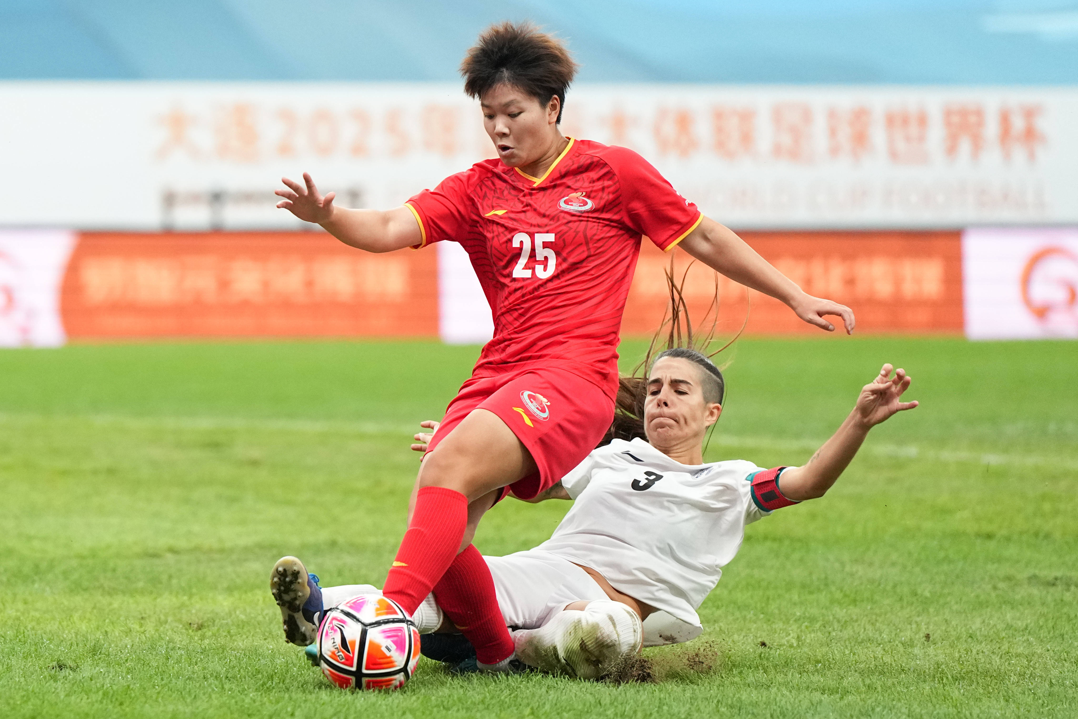 (体育)足球——国际大体联足球世界杯揭幕战:上海体育大学女队胜瓦伦西亚大学女队