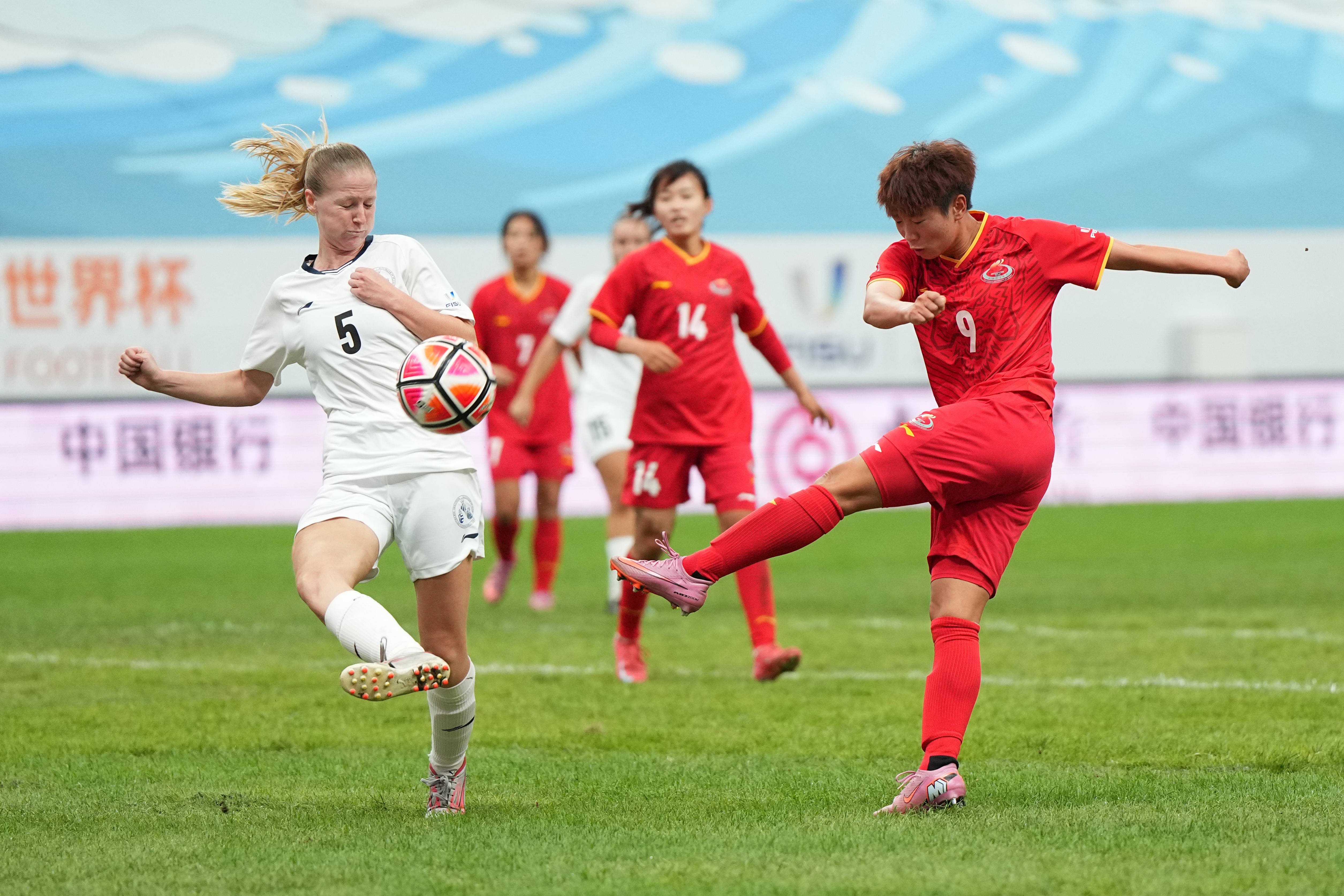 (体育)足球——国际大体联足球世界杯揭幕战:上海体育大学女队胜瓦伦西亚大学女队