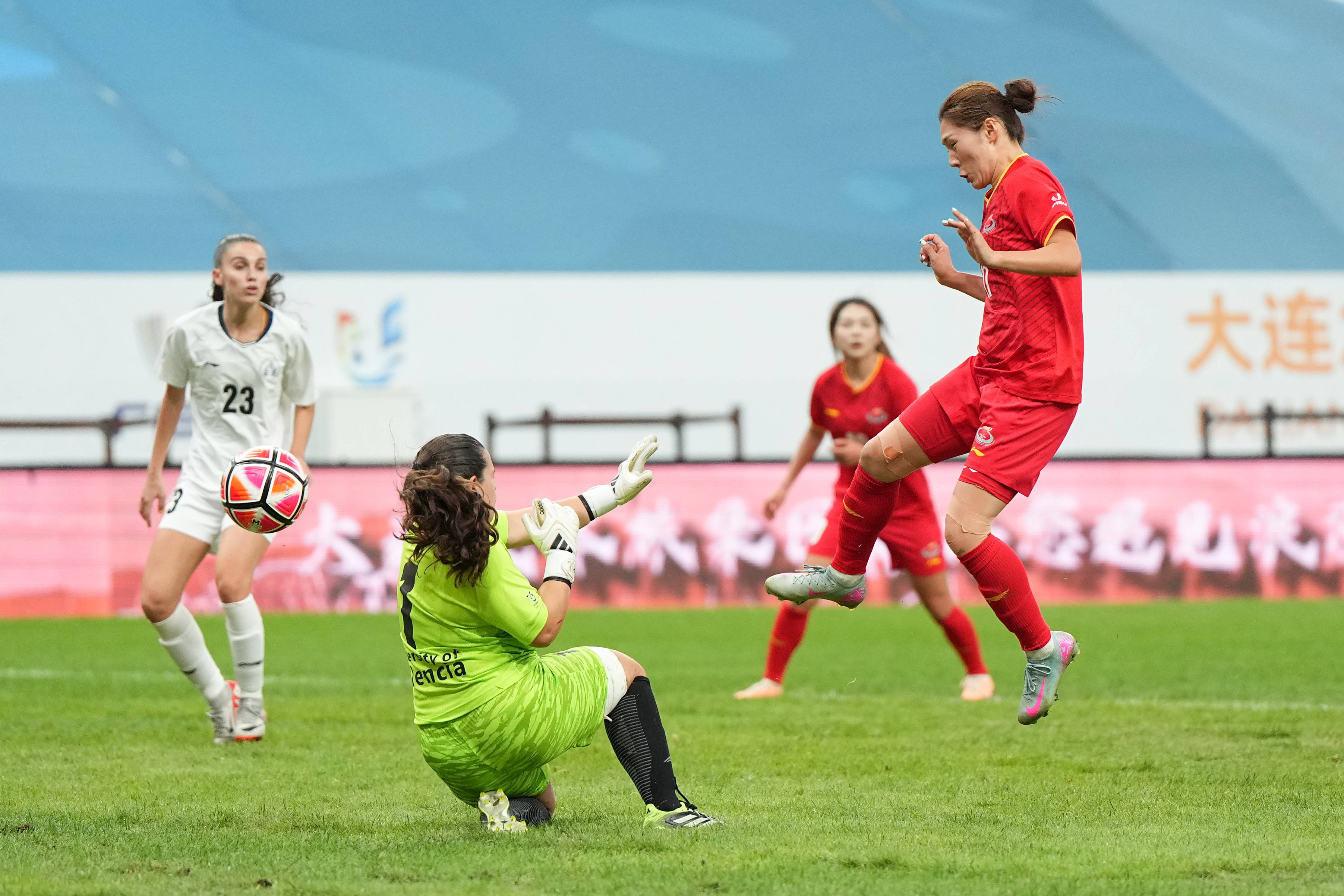 (体育)足球——国际大体联足球世界杯揭幕战:上海体育大学女队胜瓦伦西亚大学女队